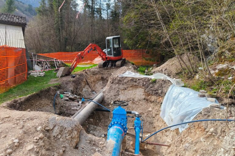 1_posa della condotta in Val Canzoi